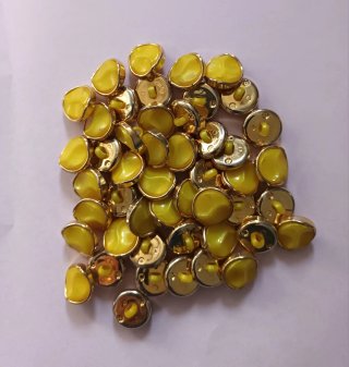 Lote 48 botones amarillos filo dorado