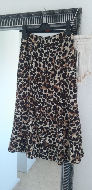 Falda de corte midi. Nueva sin estrenar. Estampad