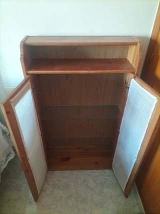 Alacena de madera con puertas  y de cristal