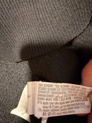 Sudadera negra con capucha