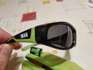 Gafas de sol infantiles negras y verdes Moxer