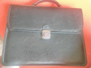 Maletín de piel negro