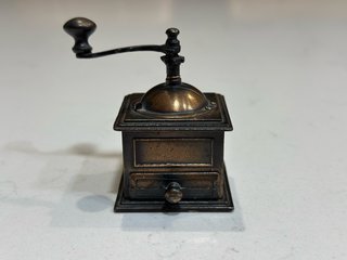 Miniaturas de colección: plancha, piano, etc.
