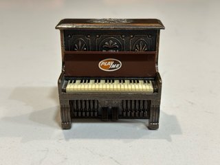 Miniaturas de colección: plancha, piano, etc.