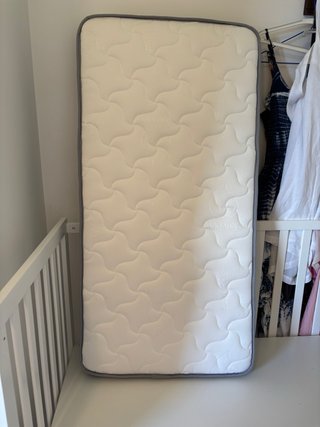 Cuna colecho blanca 120 cm con colchón y su funda.