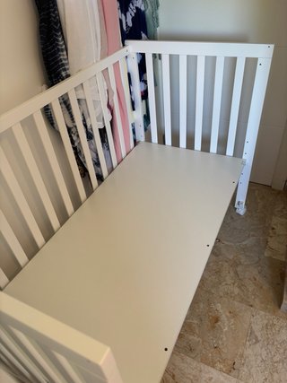 Cuna colecho blanca 120 cm con colchón y su funda.