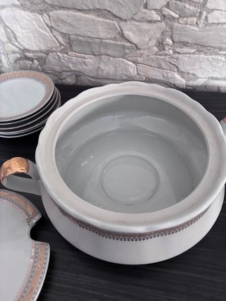 Sopera y juego de porcelana