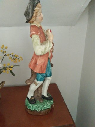 Figura cerámica niño con cesta