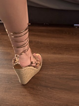 Sandalias cuña doradas atadas