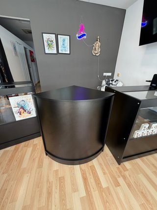 Mueble de recepción curvo