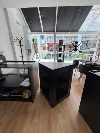 Mueble de recepción curvo