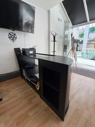 Mueble de recepción curvo