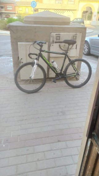 Bicicleta de montaña negra y verde