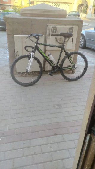 Bicicleta de montaña negra y verde