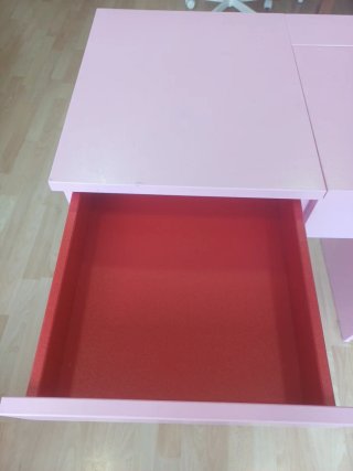 Tocador rosa chicle con espejo y cajón