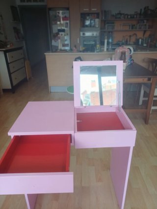 Tocador rosa chicle con espejo y cajón