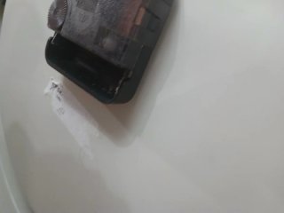 Reloj de pared blanco y plateado