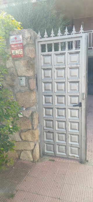 Portón hierro galvanizado entrada vivienda