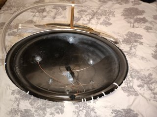 Lámpara de mesa dorada y acrílico