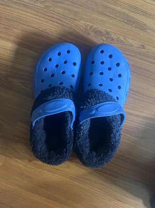 Zuecos tipo Crocs azules con forro  Número 34