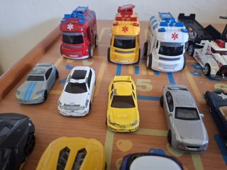 Lote 23 coches y vehículos de juguete