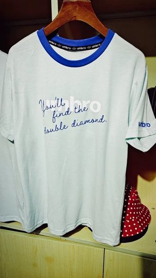 Camiseta Umbro Blanca y Azul