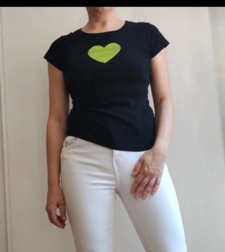 Camiseta negra con corazón verde