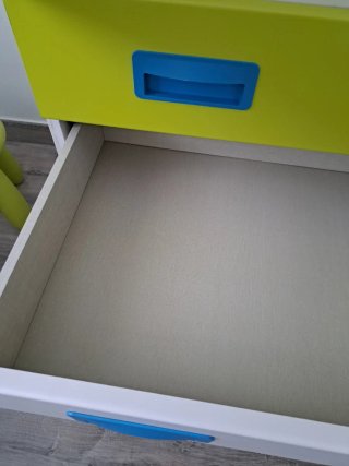 Armario blanco y verde