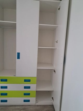 Armario blanco y verde