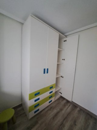 Armario blanco y verde