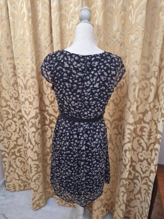 Vestido corto midi elegante negro y rosa