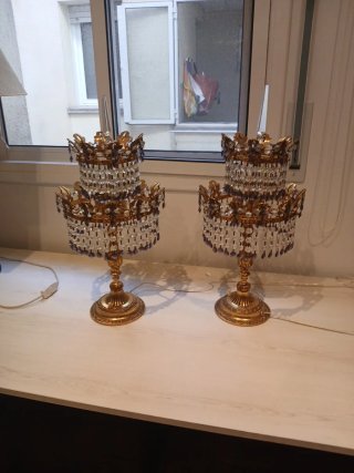 Lámpara de mesa dorada con cristales