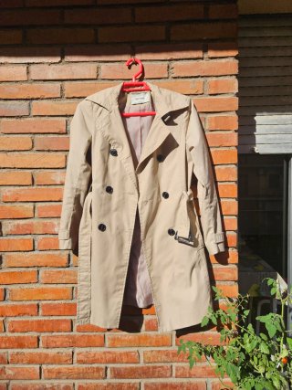 Gabardina Stradivarius Beige Talla XS.