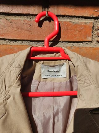 Gabardina Stradivarius Beige Talla XS.