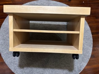 Mesa de madera con ruedas