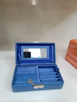 Joyero azul con espejo y compartimentos