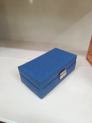 Joyero azul con espejo y compartimentos