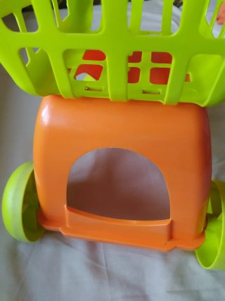 Carrito de juguete verde y naranja