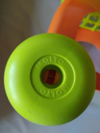 Carrito de juguete verde y naranja