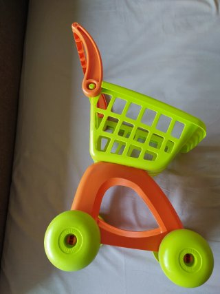 Carrito de juguete verde y naranja