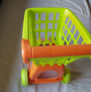 Carrito de juguete verde y naranja