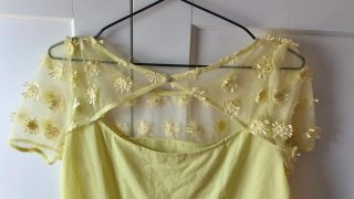Blusa Naf Naf amarilla con flores