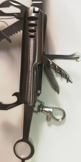Coltello multiuso in metallo