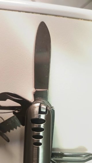 Coltello multiuso in metallo