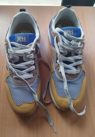 Zapatillas sneaker XTI Mostaza, azul y gris. T:41
