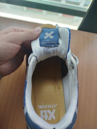 Zapatillas sneaker XTI Mostaza, azul y gris. T:41