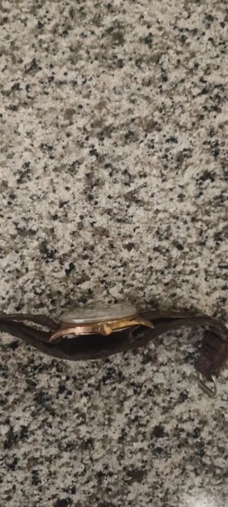 Reloj de pulsera antiguo de cuerda