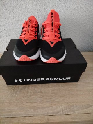 Zapatillas Under Armour Negras y Naranjas