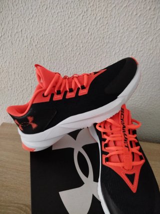 Zapatillas Under Armour Negras y Naranjas
