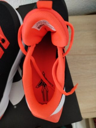 Zapatillas Under Armour Negras y Naranjas